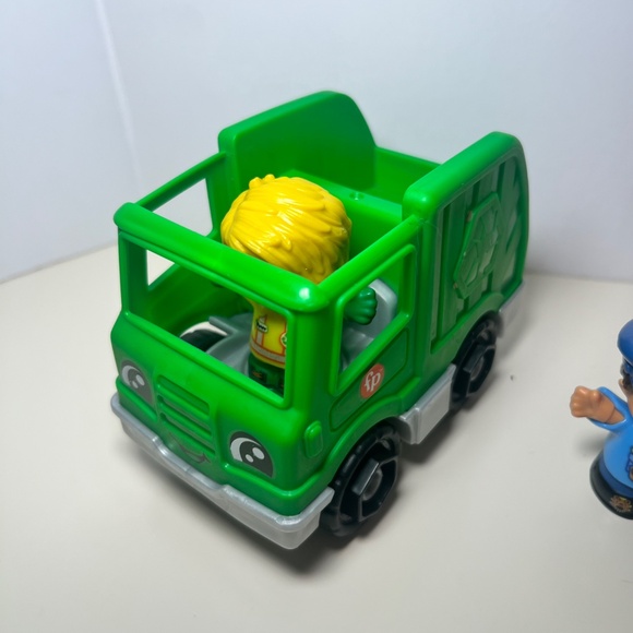 Fisher Price Little People Community Helper Cars and People Firefighter - Picture 2 of 3